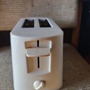 SMALL WHITE TWO SLOTS ELECTRIC TOASTER.